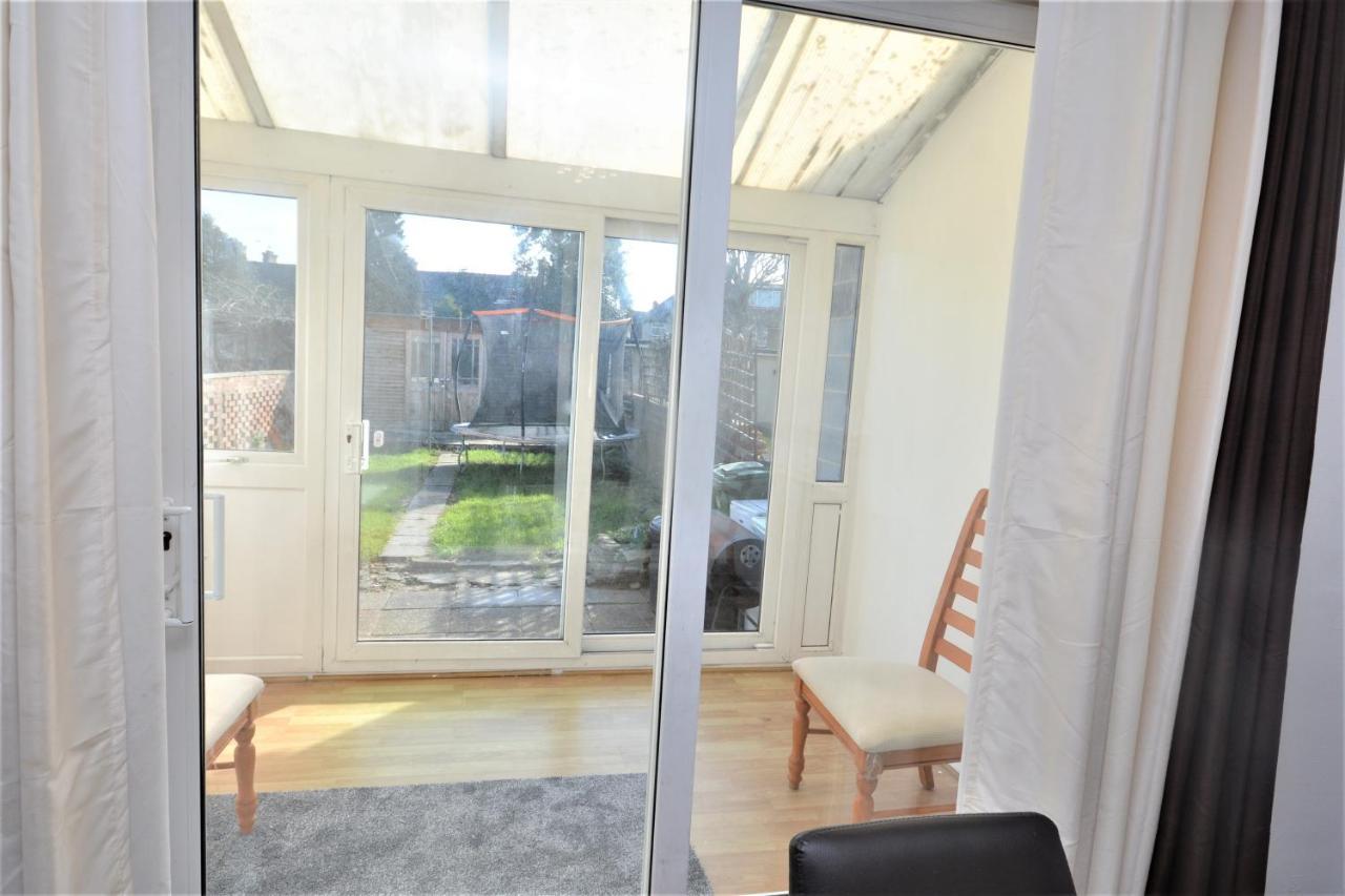 London Deluxe 3 Bedroom House With Parking Space Dagenham Exteriér fotografie