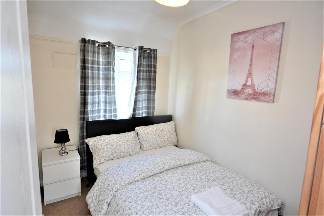 London Deluxe 3 Bedroom House With Parking Space Dagenham Exteriér fotografie