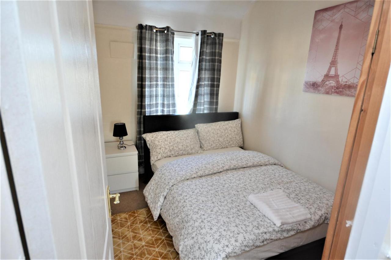 London Deluxe 3 Bedroom House With Parking Space Dagenham Exteriér fotografie