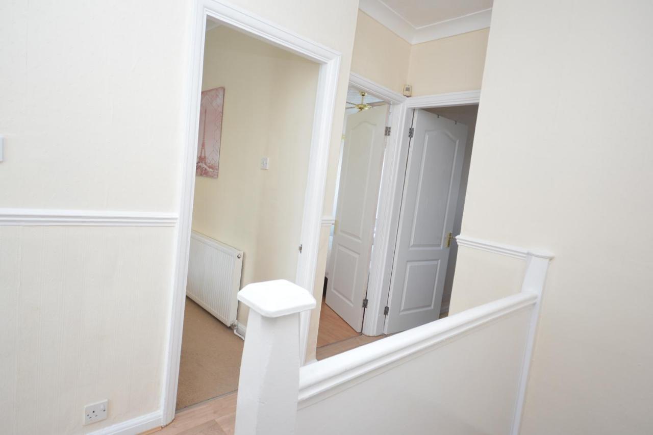 London Deluxe 3 Bedroom House With Parking Space Dagenham Exteriér fotografie