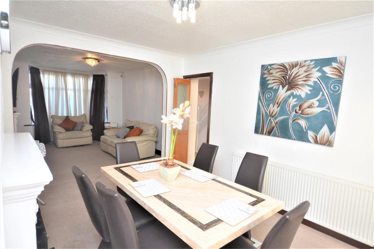 London Deluxe 3 Bedroom House With Parking Space Dagenham Exteriér fotografie