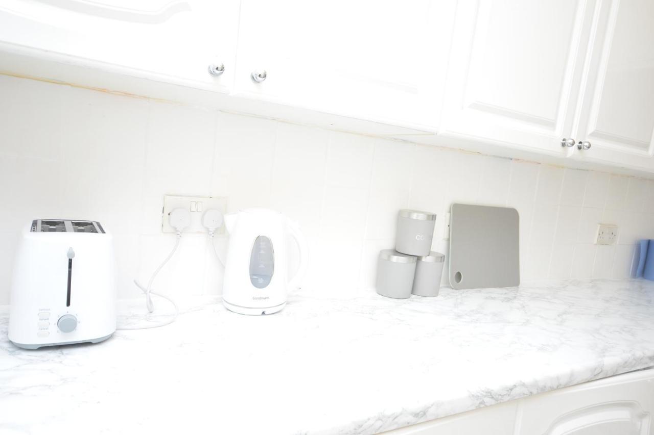 London Deluxe 3 Bedroom House With Parking Space Dagenham Exteriér fotografie