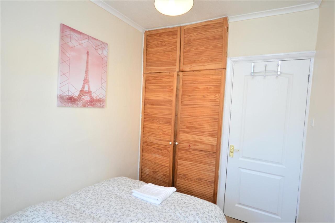 London Deluxe 3 Bedroom House With Parking Space Dagenham Exteriér fotografie