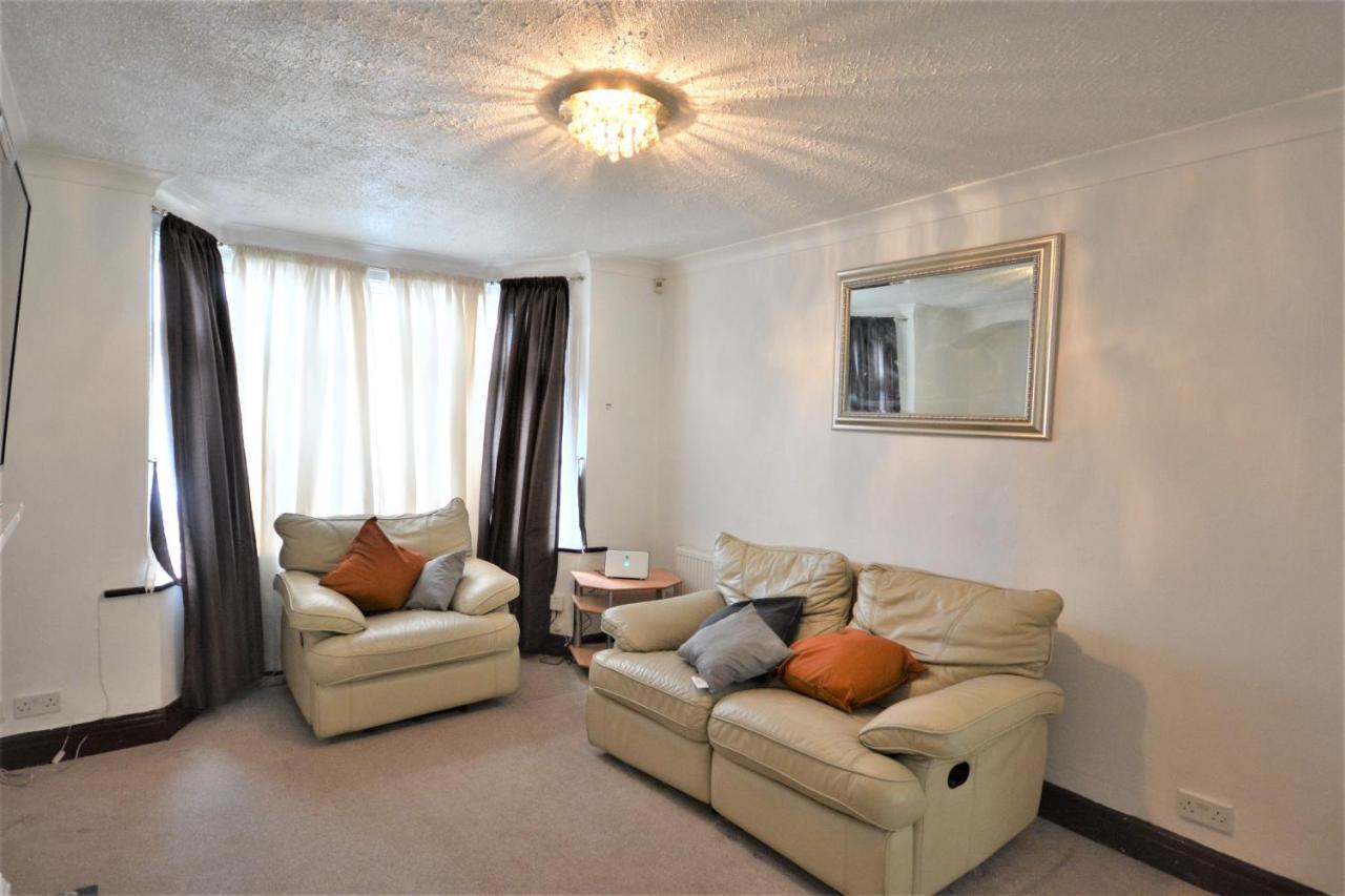London Deluxe 3 Bedroom House With Parking Space Dagenham Exteriér fotografie