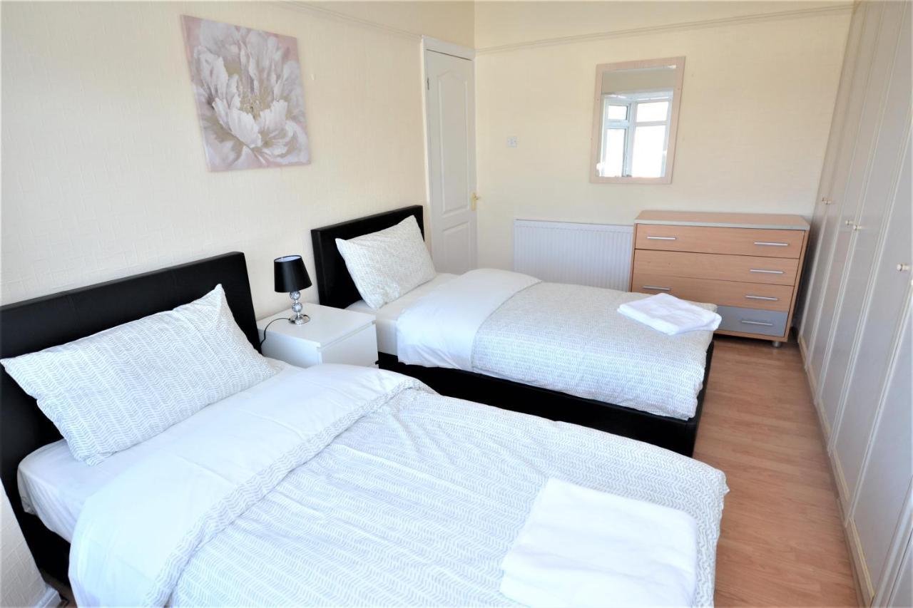 London Deluxe 3 Bedroom House With Parking Space Dagenham Exteriér fotografie